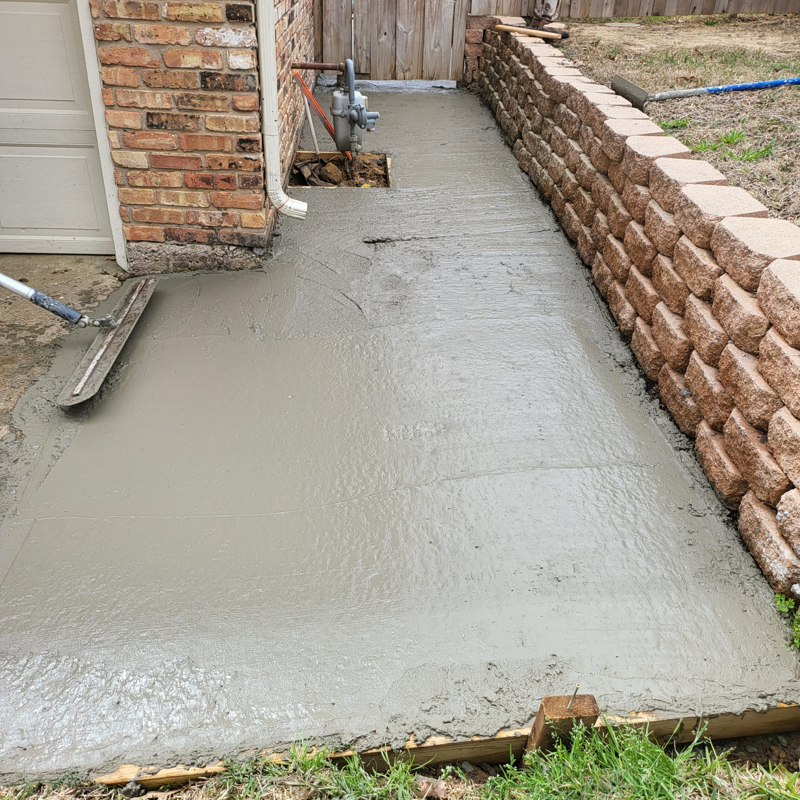 Take a look at some of our completed fencing and outdoor construction projects. This gallery includes examples of our fence installations, repairs, gates, landscaping, drainage solutions, and outdoor improvements across the DFW area.